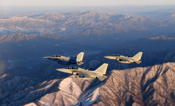 공군 FA-50 편대가 양구에 위치한 펀치볼 상공을 비행하는 모습.2017.12.31  공군제공