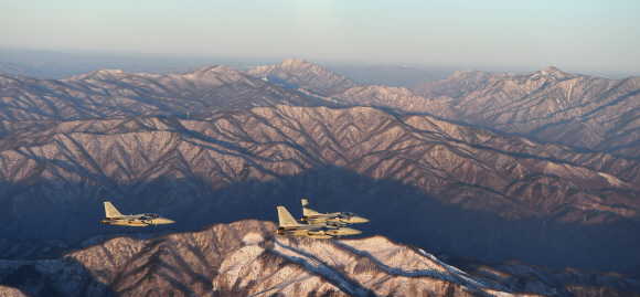 국산전투기 FA-50 편대가 하얀 눈이 뒤덮인 설악산 상공을 비행하고 있다.2017.12.31  공군제공