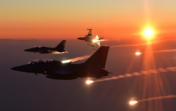 새해가 떠오른 동해상공에서 FA-50 편대가 플레어를 투하하는 모습.2017.12.31  공군제공