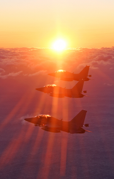 2018년 새해가 떠오른 동해상공에서 비행 중인 국산전투기 FA-50의 모습.2017.12.31  공군제공