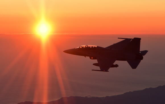 2018년 새해가 떠오른 동해상공에서 비행 중인 국산전투기 FA-50의 모습.2017.12.31  공군제공