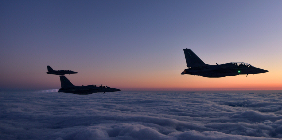 공군에서 운용하는 국산전투기 FA-50 편대가 이른 새벽 한반도 영공을 비행하고 있다. 2017.12.31  공군제공