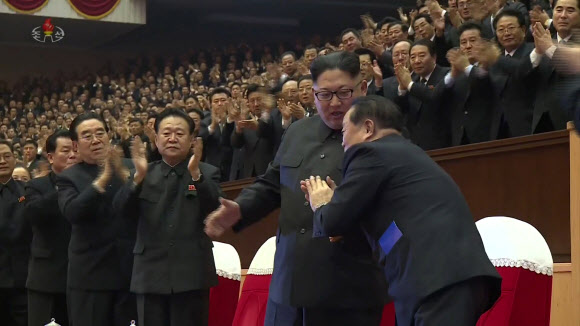 북한 조선중앙TV가 30일 공개한 김정은 노동당 위원장의 제5차 당 세포위원장 대회 축하공연 관람 장면에서 박광호 당 부위원장(김정은 마주보는 방향에서 오른쪽)이 허리를 숙이고 김정은의 이야기를 듣고 있다. 연합뉴스