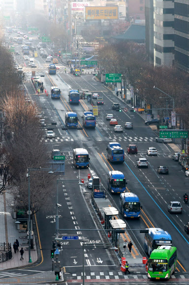 31일 오전 개통된 서울 세종대로 사거리에서 동대문 교차로 구간을 잇는 종로중앙버스전용차로에서 버스들이 오가고 있다.  연합뉴스