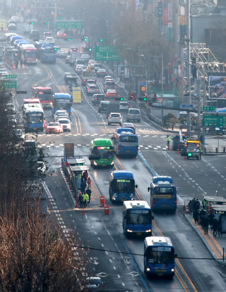 31일 오전 개통된 서울 세종대로 사거리에서 동대문 교차로 구간을 잇는 종로중앙버스전용차로에서 버스들이 오가고 있다.  연합뉴스