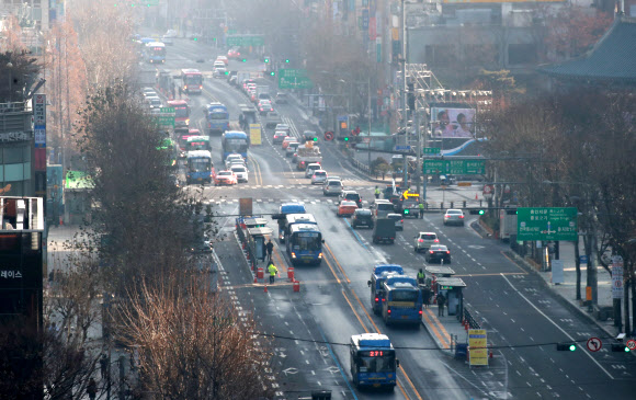 31일 오전 개통된 서울 세종대로 사거리에서 동대문 교차로 구간을 잇는 종로중앙버스전용차로에서 버스들이 오가고 있다.  연합뉴스