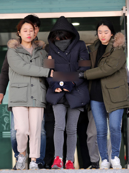 고준희(5)양 시신 유기를 공모한 혐의를 받는 친부 내연녀 이모(35)씨가 31일 오후 구속 전 피의자심문(영장실질심사)을 받기 위해 전주 덕진경찰서를 나와 법원으로 향하고 있다.  연합뉴스