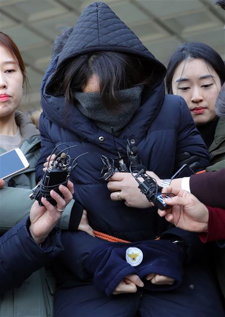 고준희양 친부 내연녀 이모씨(35)가 31일 전북 전주시 덕진경찰서에서 전주지방법원으로 구속영장실질심사를 받기 전 취재진의 질문에 침묵하며 이송되고 있다. 뉴스1