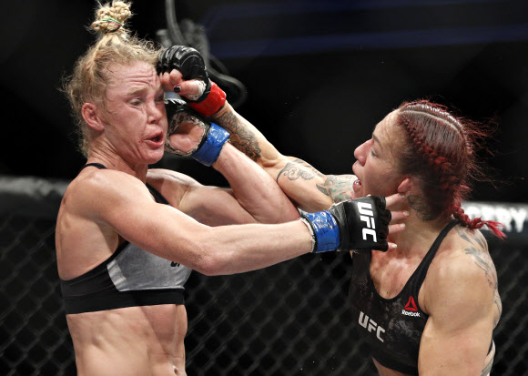 크리스 사이보그(오른쪽)와 홀리 홈이 30일(현지시간) 미국 네바다주 라스 베이거스 티모바일 아레나에서 펼쳐진 ‘UFC 219’여성 페더급 타이틀전에서 난타전을 벌이고 있다. AP 연합뉴스