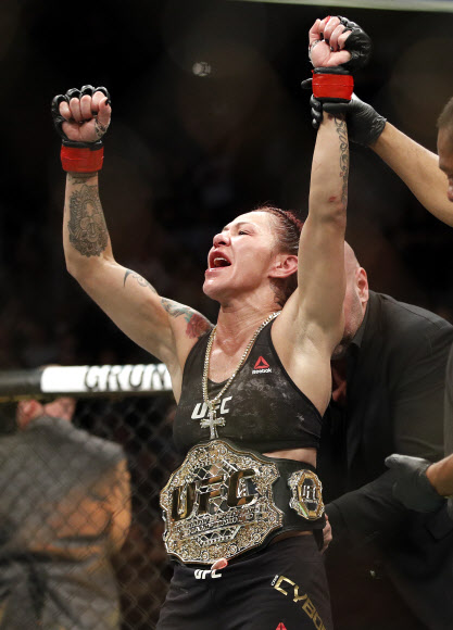 크리스 사이보그가 30일(현지시간) 미국 네바다주 라스 베이거스 티모바일 아레나에서 펼쳐진 ‘UFC 219’여성 페더급 타이틀전에서 홀리 홈을 심판 전원일치 판정승으로 꺾고 타이틀 방어에 성공했다. AP 연합뉴스