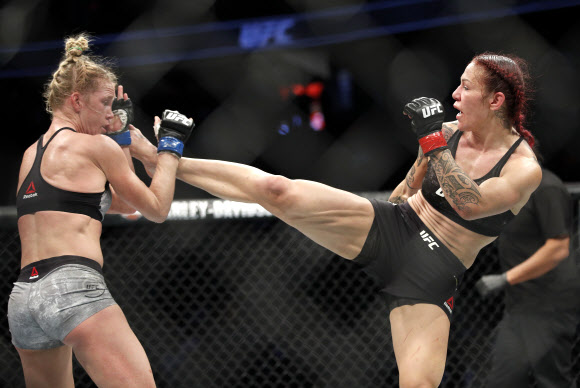 크리스 사이보그(오른쪽)와 홀리 홈이 30일(현지시간) 미국 네바다주 라스 베이거스 티모바일 아레나에서 펼쳐진 ‘UFC 219’여성 페더급 타이틀전에서 난타전을 벌이고 있다. AP 연합뉴스