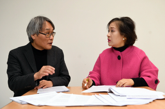 심사위원 정홍수(왼쪽)·김미현(오른쪽) 문학평론가. 박윤슬 기자 seul@seoul.co.kr