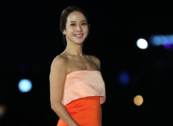 조여정 시원한 어깨