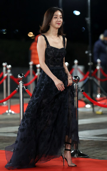 정려원, 시크한 블랙 드레스