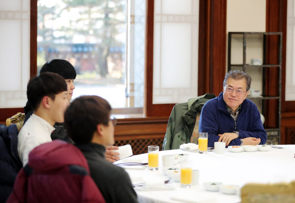 문 대통령, ’2018 시작, 의인들과  떡국 조찬’