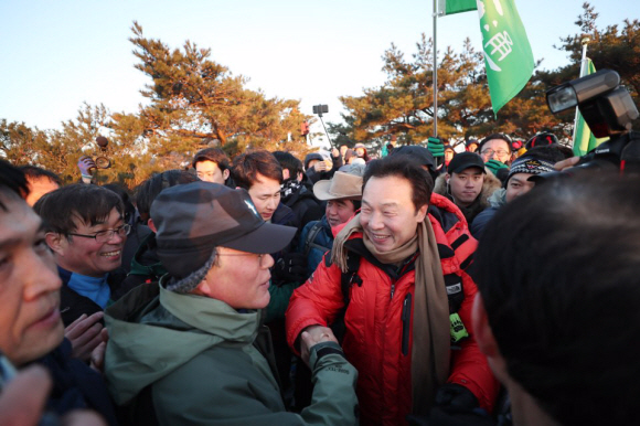 문재인 대통령이 2018무술년 첫날인 1일 오전  2017년 올해의 의인들과 함께 새해 일출산행에 나섰다. 문 대통령이 북한산 비봉능선에서 손학규 국민의당 상임고문을 우연히 만나 새해 인사를 나누고 있다. 청와대 제공