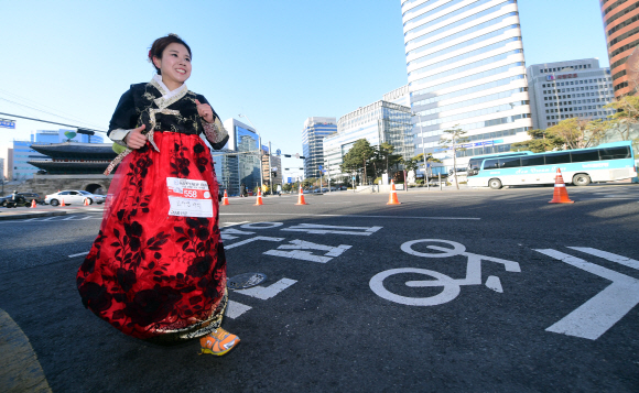 1일 서울신문에서 개최한 2018 해피뉴런마라톤 대회에 참가한 참가자들이 남대문 앞을 지나 결승점을 향해 달려가고 있다. 정연호 기자 tpgod@seoul.co.kr