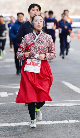 1일 서울신문에서 개최한 2018 해피뉴런마라톤 대회에 참가한 참가자들이 남대문 앞을 지나 결승점을 향해 달려가고 있다. 정연호 기자 tpgod@seoul.co.kr