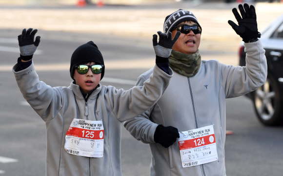 1일 서울신문에서 개최한 2018 해피뉴런마라톤 대회에 참가한 참가자들이 남대문 앞을 지나 결승점을 향해 달려가고 있다. 정연호 기자 tpgod@seoul.co.kr