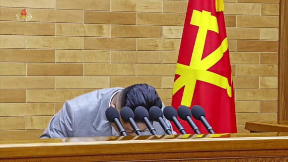 고개 숙여 인사하는 김정은