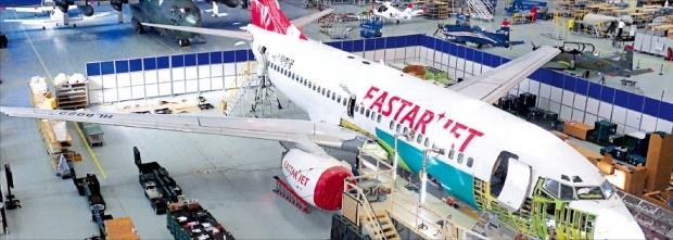 경남도 제공경남 사천 KAI 공장에서 민수항공기 정비작업을 하고 있다.<br>경남도 제공