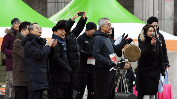 김영만(앞줄 오른쪽 두번 째) 서울신문 사장이 징을 치면서 대회의 시작을 알리고 있다. 함께 자리한 내외 귀빈들이 박수를 보내며 응원하고 있다. 박윤슬 기자 seul@seoul.co.kr