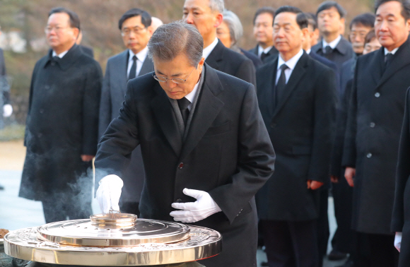 문재인 대통령이 2일 오전 국립서울 현충원을 찾아 현충탑에서 분향하고 있다. 2018. 01. 02 안주영 기자 jya@seoul.co.kr