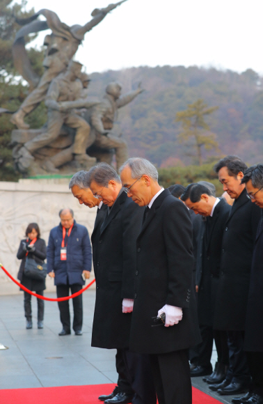 문재인 대통령이 2일 오전 국립서울 현충원을 찾아 현충탑을 참배했다. 2018. 01. 02 안주영 기자 jya@seoul.co.kr