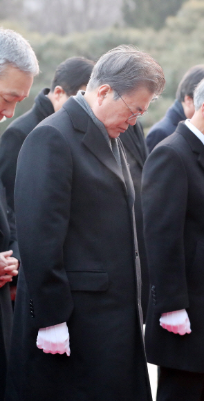 문재인 대통령이 2일 오전 서울 동작동 국립현충원 현충탑에서 참배를 하고 있다. 2018. 01. 02 안주영 기자 jya@seoul.co.kr