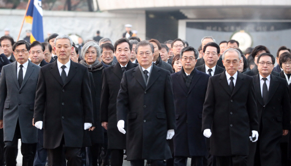 문재인 대통령이 2일 오전 서울 동작동 국립현충원 현충탑에서 참배를 마치고 나오고 있다. 2018. 01. 02 안주영 기자 jya@seoul.co.kr