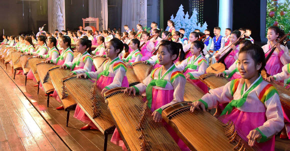 설맞이 공연하는 북한 학생들
