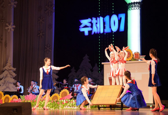 설맞이 공연하는 북한 학생들