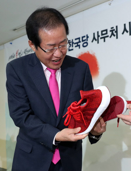 지방선거 승리 기원 ’빨간운동화’ 받은 홍준표