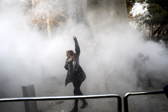 이란 반정부 시위…최루가스 자욱한 테헤란 대학