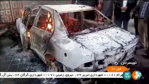 이란 반정부 시위, 불에 탄 차량
