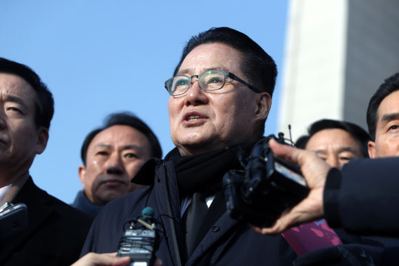 국민의당 박지원 전 대표가 2일 광주시당 당직자와 광주 북구 운정동 국립 5·18민주묘지를 참배하고 나서 기자들 질문에 답하고 있다.  연합뉴스