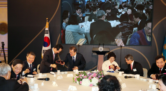 문재인 대통령이 2일 낮 청와대에서 열린 신년인사회에서 참석자들과 건배를 하고 있다. 2018. 01. 02 안주영 기자 jya@seoul.co.kr