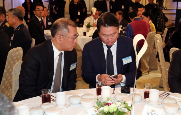 2일 낮 청와대에서 열린 신년인사회에서 정의선 현대차 부회장과 최태원 sk 회장이 이야기를 하고 있다. 2018. 01. 02 안주영 기자 jya@seoul.co.kr