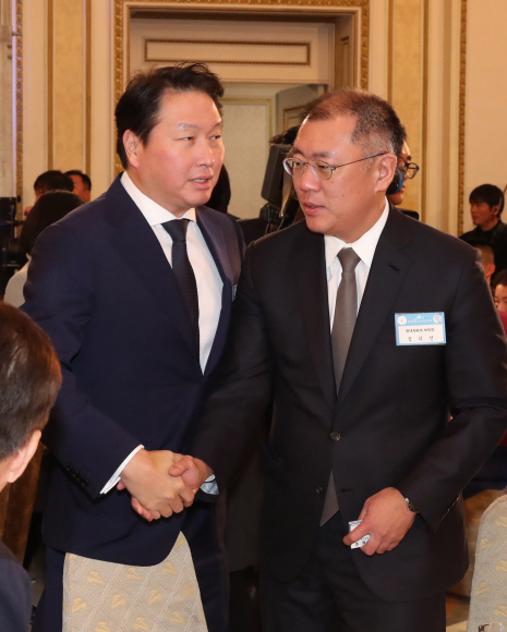 2일 낮 청와대에서 열린 신년인사회에서 정의선 현대차 부회장과 최태원 sk부회장이 악수를 하고 있다. 2018. 01. 02 안주영 기자 jya@seoul.co.kr