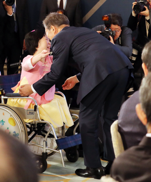 문재인 대통령이 2일 낮 청와대에서 열린 신년인사회에서 피아니스트 이희아씨를 안아주고 있다. 2018. 01. 02 안주영 기자 jya@seoul.co.kr