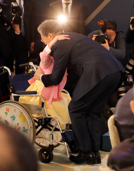 문재인 대통령이 2일 낮 청와대에서 열린 신년인사회에서 피아니스트 이희아씨를 안아주고 있다. 2018. 01. 02 안주영 기자 jya@seoul.co.kr