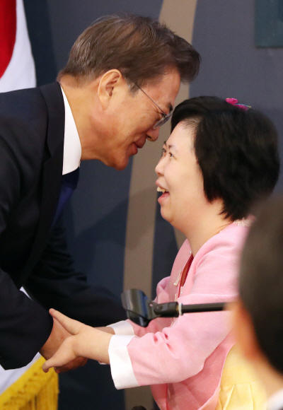 문재인 대통령이 2일 낮 청와대에서 열린 신년인사회에서 피아니스트 이희아씨를 안아주고 있다. 2018. 01. 02 안주영 기자 jya@seoul.co.kr