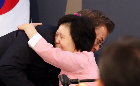 문재인 대통령이 2일 낮 청와대에서 열린 신년인사회에서 피아니스트 이희아씨를 안아주고 있다. 2018. 01. 02 안주영 기자 jya@seoul.co.kr