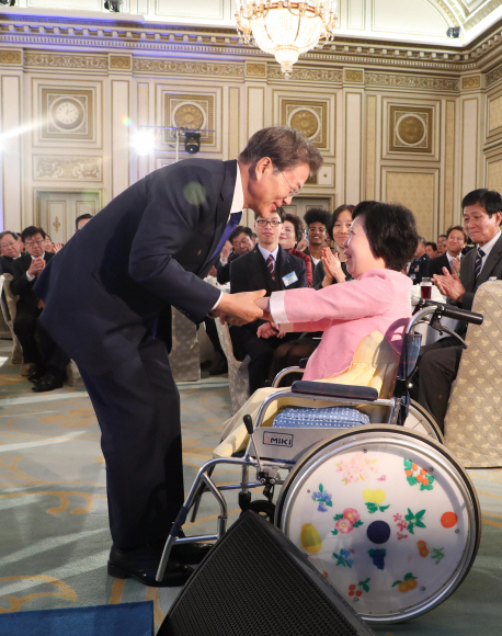 문재인 대통령이 2일 오후 청와대 영빈관에서 열린 무술년 신년인사회에서 네손가락 피아노연주자 이희아씨하고 인사를 하고 있다. 2018. 01. 02 안주영 기자 jya@seoul.co.kr