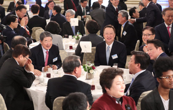 2일 오후 청와대 영빈관에서 열린 무술년 신년인사회에 정의선 현대자동차 부회장, 최태원 SK회장등 재개인사들이 참석했다. 2018. 01. 02 안주영 기자 jya@seoul.co.kr