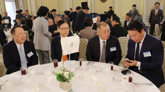 2일 오후 청와대 영빈관에서 열린 무술년 신년인사회에 정의선 현대자동차 부회장, 최태원 SK회장등 재개인사들이 참석했다. 2018. 01. 02 안주영 기자 jya@seoul.co.kr