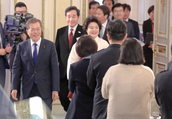 문재인 대통령과 김정숙 여사가 2일 오후 청와대 영빈관에서 열린 무술년 신년인사회에서 참석자들과 인사를 나누고 있다. 2018. 01. 02 안주영 기자 jya@seoul.co.kr