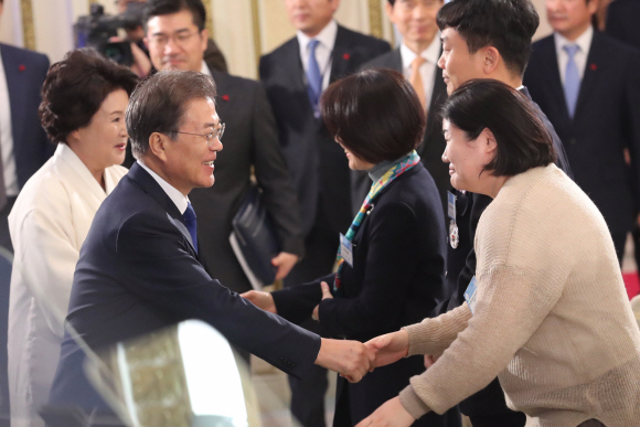 문재인 대통령과 김정숙 여사가 2일 오후 청와대 영빈관에서 열린 무술년 신년인사회에서 참석자들과 인사를 나누고 있다. 2018. 01. 02 안주영 기자 jya@seoul.co.kr