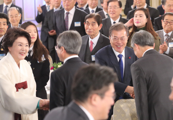 문재인 대통령과 김정숙 여사가 2일 오후 청와대 영빈관에서 열린 무술년 신년인사회에서 참석자들과 인사를 나누고 있다. 2018. 01. 02 안주영 기자 jya@seoul.co.kr