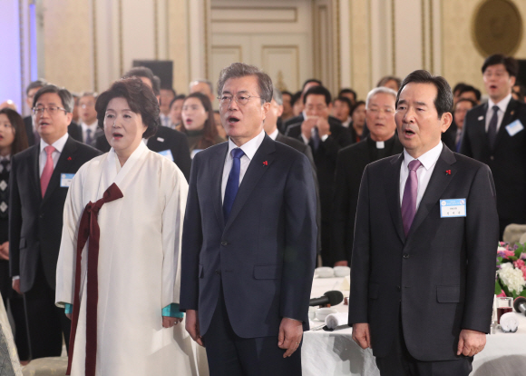 문재인 대통령과 김정숙 여사가 2일 오후 청와대 영빈관에서 열린 무술년 신년인사회에서 국민의례를 하고 있다. 2018. 01. 02 안주영 기자 jya@seoul.co.kr